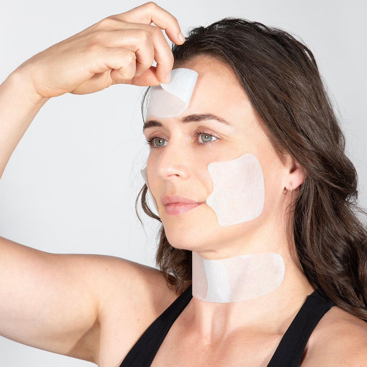 APplying collagen mask