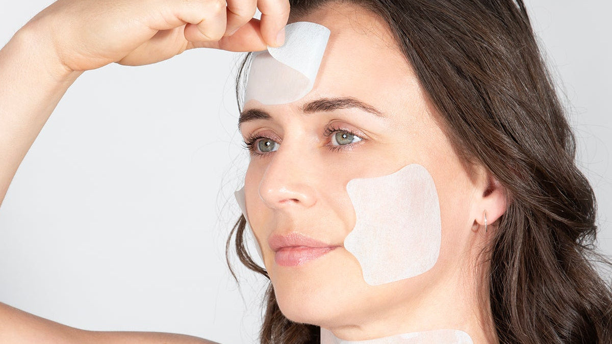 APplying collagen mask