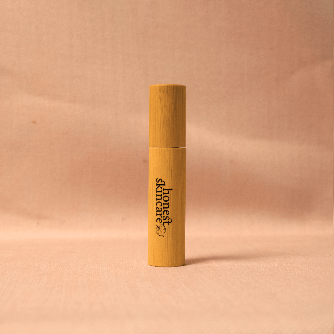 Apply castor oil easily to your lashes and brows using this easy applicator. Organic Castor Oil is used to encourage lash and brow growth.